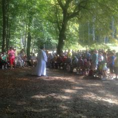 Farský piknik pri obrázku s mariánskou pobožnosťou 2016